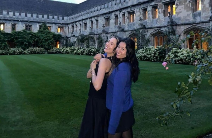 Gu và Koong (áo xanh) là bạn bè thân thiết từ khi gặp nhau ở Đại học Stanford. Ảnh: Lauren Koong