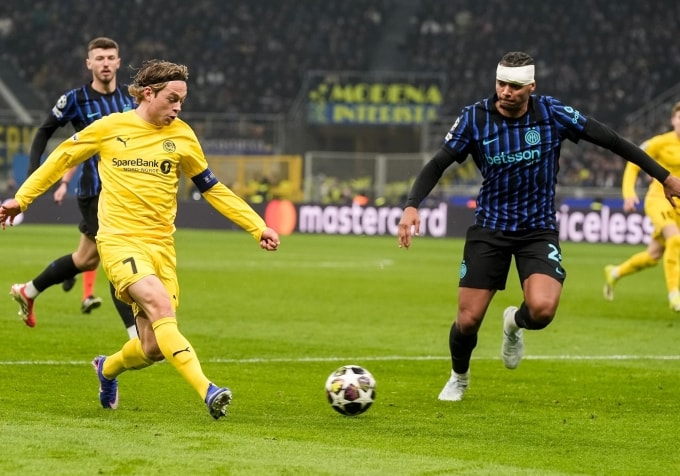 Patrick Berg (vàng) trong trận lượt về vòng play-off Champions League tối 24/2, trên sân Giuseppe Meazza, Milan, Italy. Ảnh: Reuters
