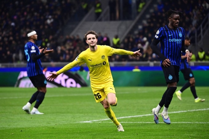 Evjen (áo vàng) mừng bàn nhân đôi cách biệt trận Inter 1-2 Bodo/Glimt ở lượt về vòng play-off Champions League tối 24/2. Ảnh: AFP