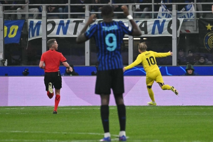 Hauge (áo vàng) mừng bàn mở tỷ số trận Inter 1-2 Bodo/Glimt ở lượt về vòng play-off Champions League tối 24/2. Ảnh: AFP