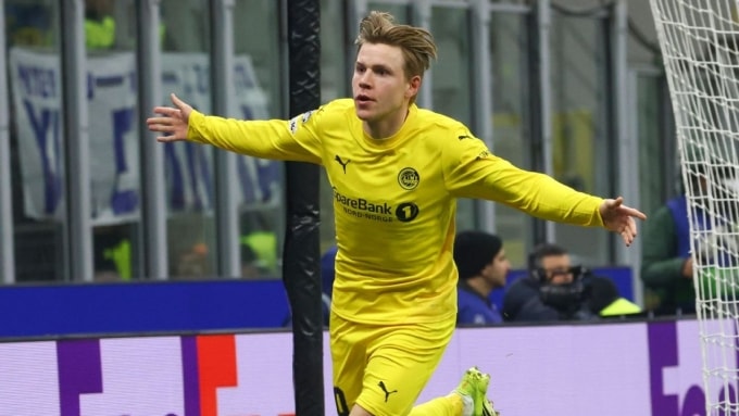 Hauge mừng bàn mở tỷ số ở trận thắng Inter tại lượt về vòng play-off Champions League tối 24/2, trên sân Giuseppe Meazza, Milan, Italy. Ảnh: Reuters