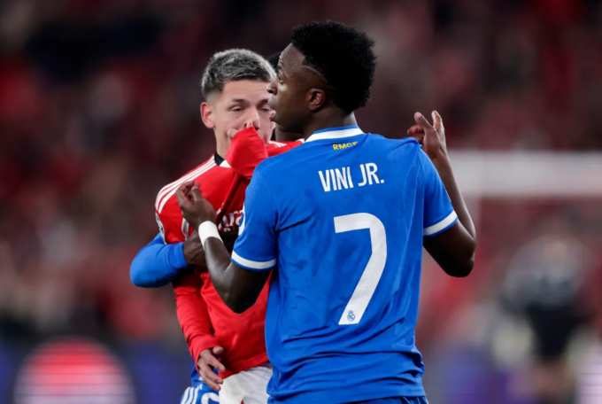 Gianluca Prestianni  (áo đỏ) đối đáp với Vinicius trong trận Benfica thua Real 0-1 ở lượt đi vòng play-off Champions League hôm 17/2. Ảnh: Socrates