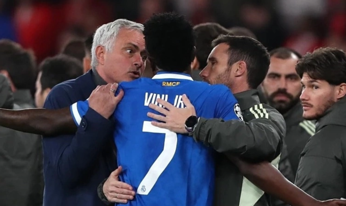 HLV Jose Mourinho nói chuyện với Vinicius trong lúc trận đấu giữa Benfica và Real Madrid bị hoãn ở lượt đi vòng play-off Champions League trên sân Da Luz, thành phố Lisbon, Bồ Đào Nha tối 17/2/2026. Ảnh: AP