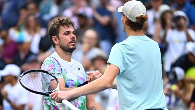 Wawrinka (trái) bắt tay chúc mừng Sinner sau trận vòng ba Mỹ Mở rộng 2023, trên sân Louis Armstrong, New York, Mỹ hôm 3/9/2023. Ảnh: Reuters
