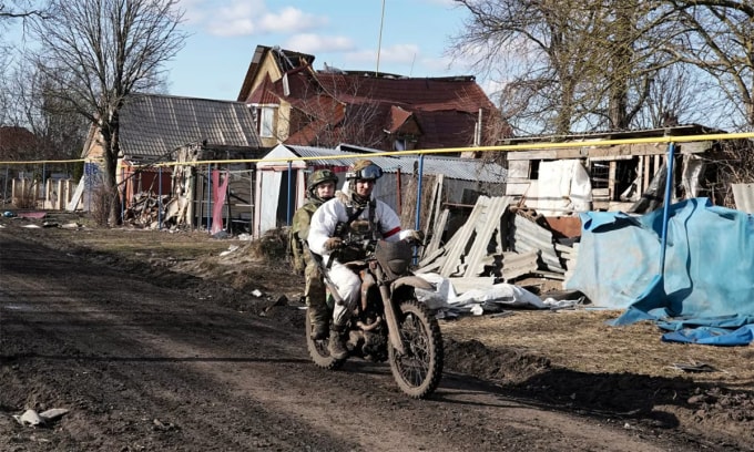 Quân nhân Nga đi xe máy qua một ngôi làng tại tỉnh Kursk tháng 3/2025. Ảnh: AFP
