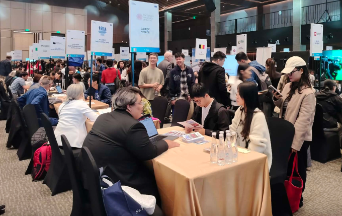 Học sinh, sinh viên tìm hiểu thông tin du học châu Âu hồi tháng 11/2025 tại Hà Nội. Ảnh: Khánh Linh