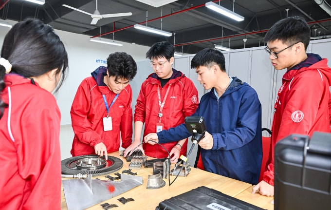 Sinh viên Đại học Bách khoa Hà Nội trong một buổi học tại lab. Ảnh: HUST