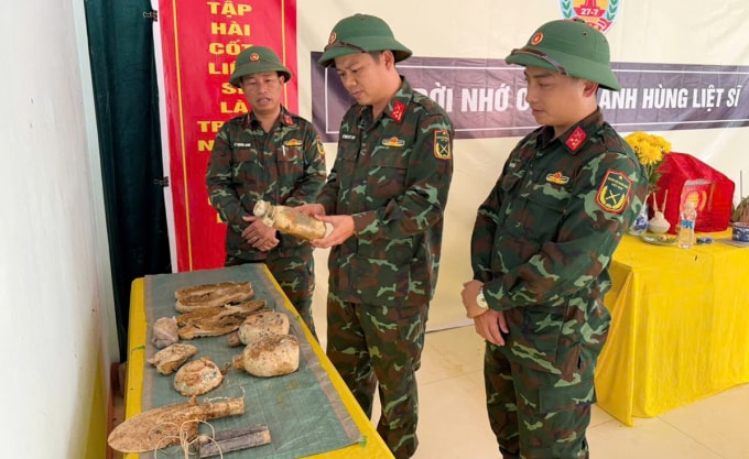 Di vật được tìm thấy cùng hài cốt. Ảnh: Sư đoàn 968