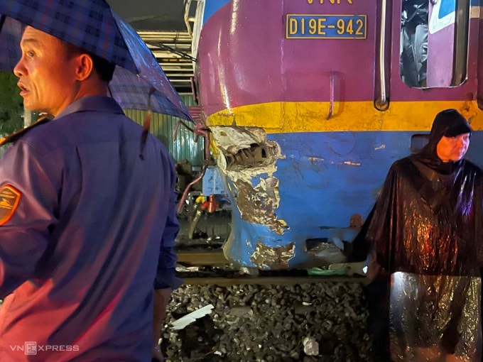 Đầu tàu bị móp sau cú va chạm. Ảnh: Việt An