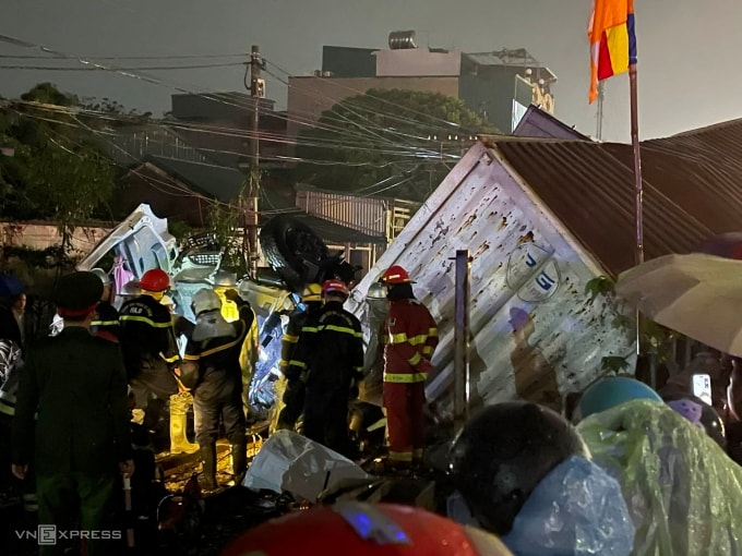 Xe container bị lật nghiêng. Ảnh: Việt An