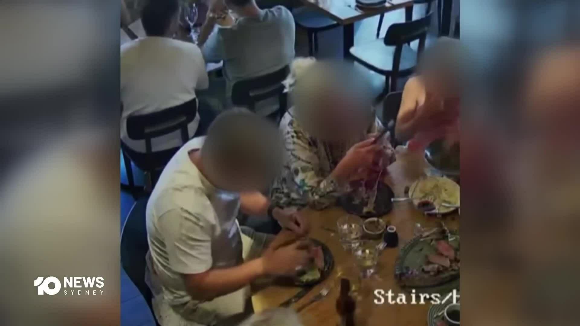 Khách nhổ lông bỏ vào đĩa thức ăn