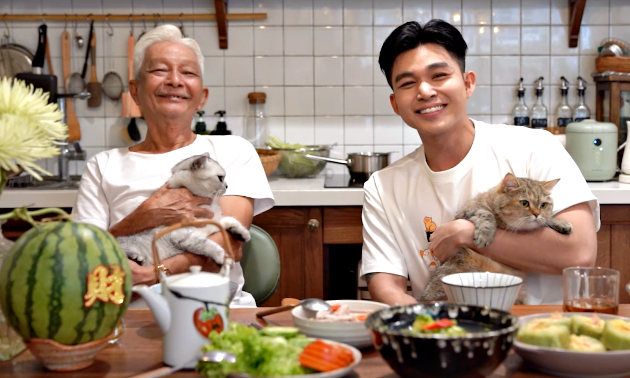 Jun Phạm cùng bố vào bếp chuẩn bị mâm cơm tất niên