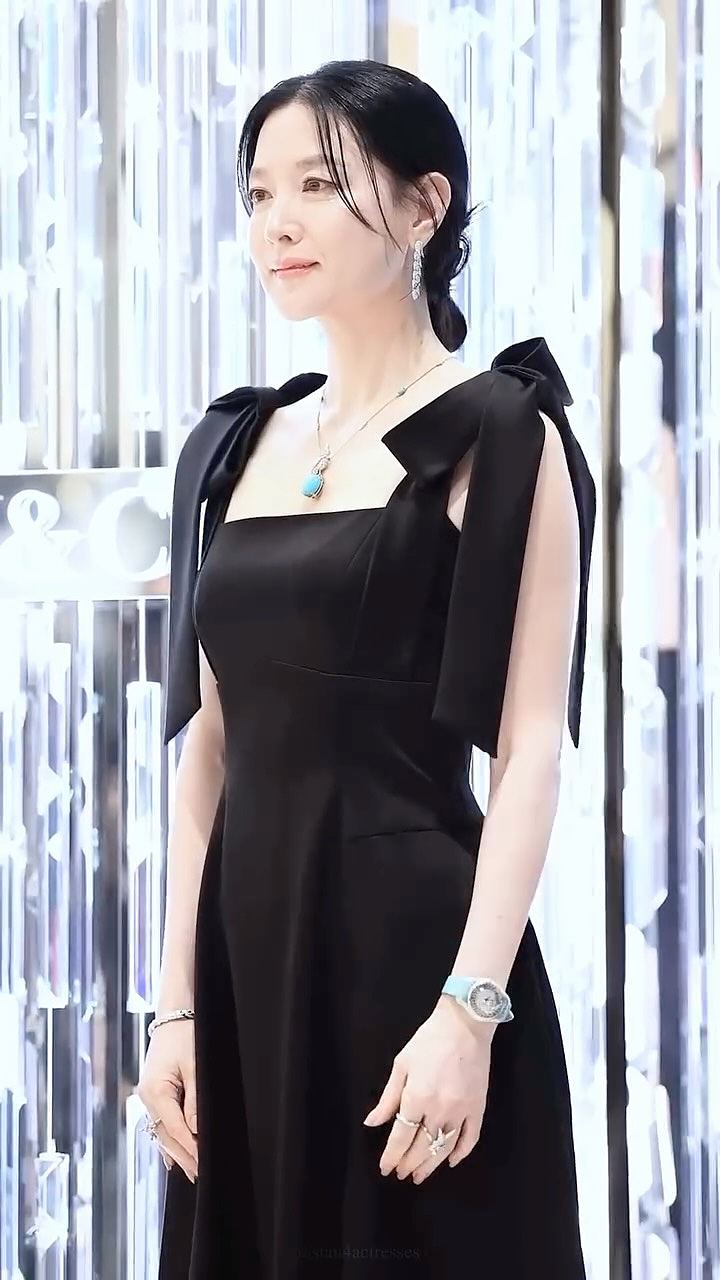 Lee Young Ae dự sự kiện