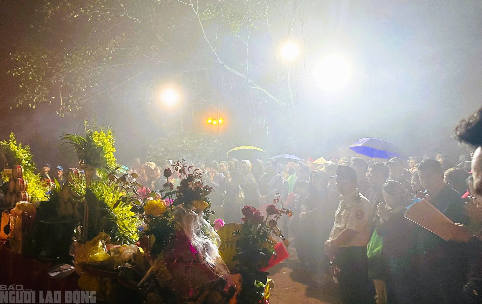 VIDEO: Người dân "đội mưa" đi quanh huyệt đạo thiêng trên đỉnh núi Nưa cầu may mắn - Ảnh 1.