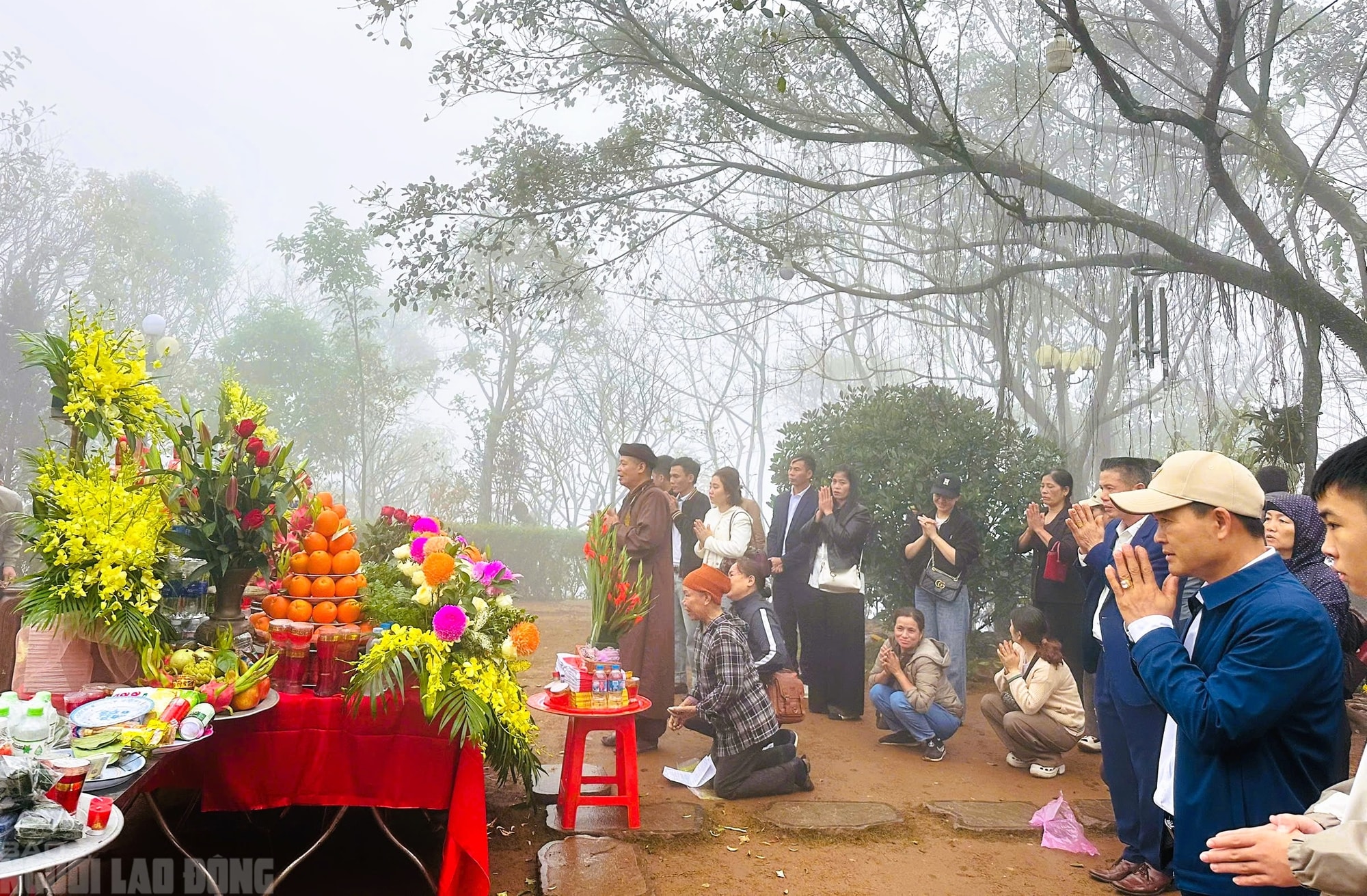 VIDEO: Người dân "đội mưa" đi quanh huyệt đạo thiêng trên đỉnh núi Nưa cầu may mắn - Ảnh 2.