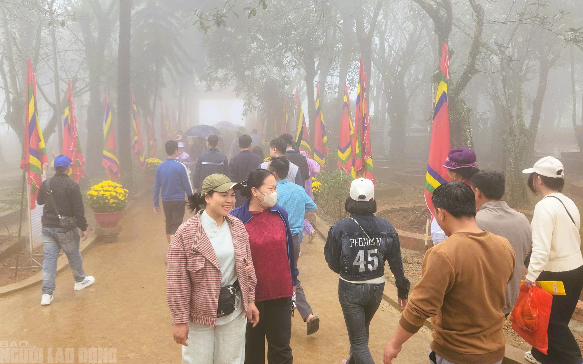VIDEO: Người dân "đội mưa" đi quanh huyệt đạo thiêng trên đỉnh núi Nưa cầu may mắn - Ảnh 10.