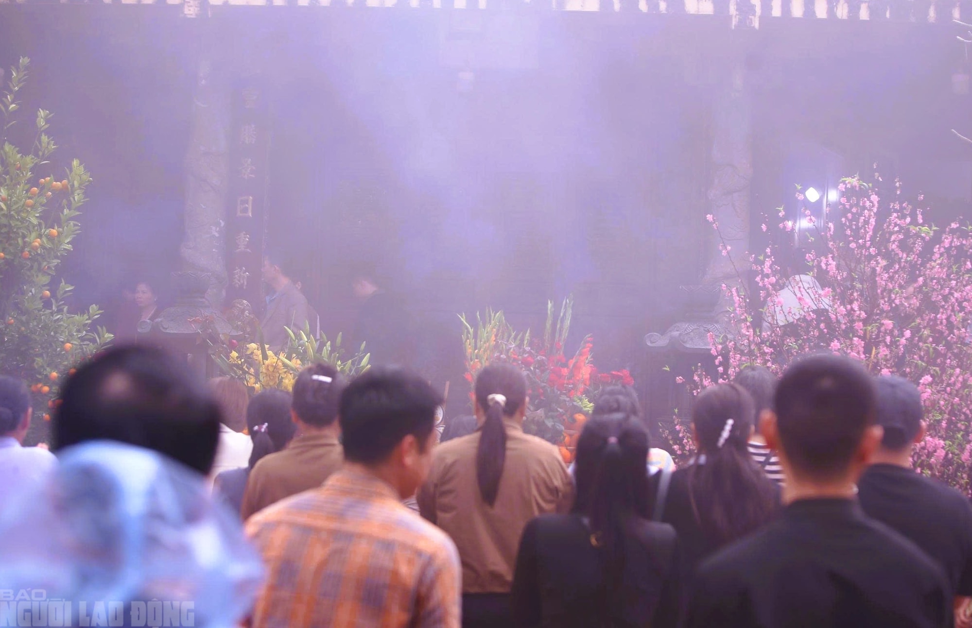 VIDEO: Người dân "đội mưa" đi quanh huyệt đạo thiêng trên đỉnh núi Nưa cầu may mắn - Ảnh 20.