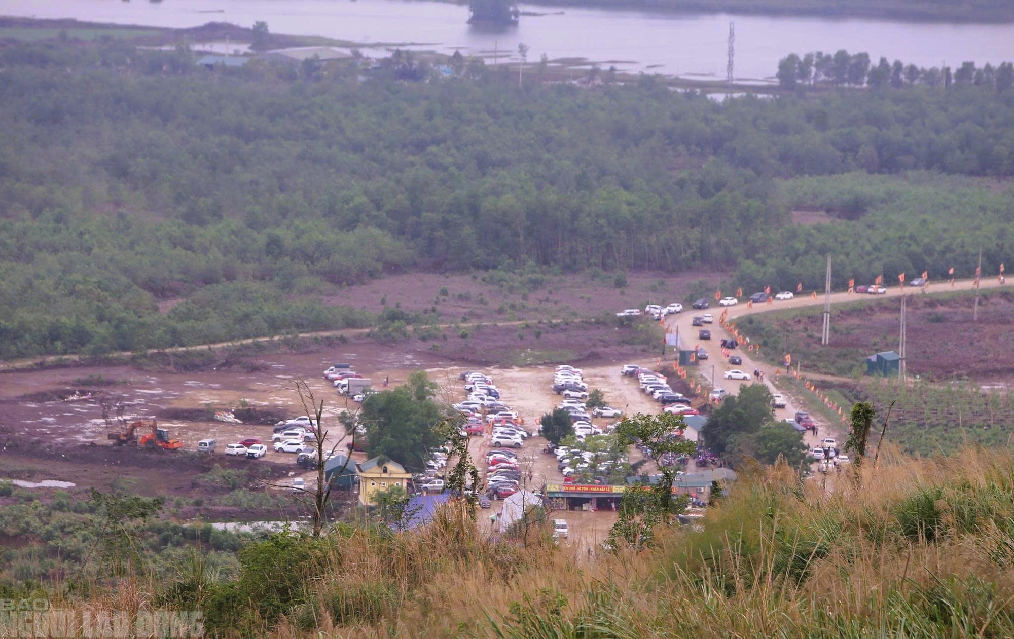 VIDEO: Người dân "đội mưa" đi quanh huyệt đạo thiêng trên đỉnh núi Nưa cầu may mắn - Ảnh 21.