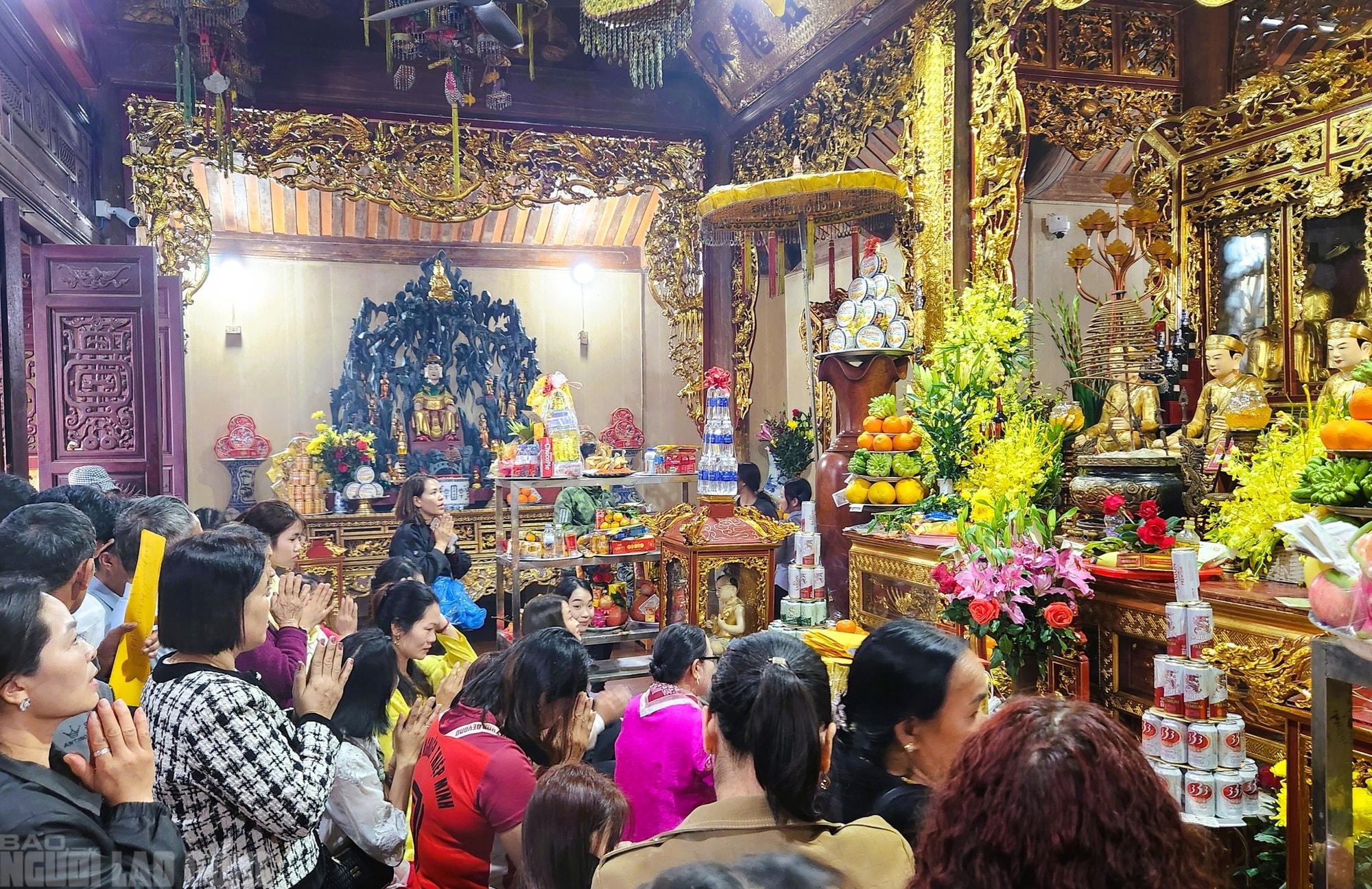 VIDEO: Người dân "đội mưa" đi quanh huyệt đạo thiêng trên đỉnh núi Nưa cầu may mắn - Ảnh 7.