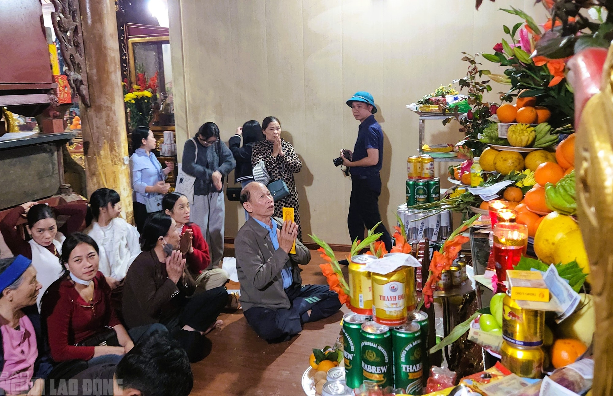 VIDEO: Người dân "đội mưa" đi quanh huyệt đạo thiêng trên đỉnh núi Nưa cầu may mắn - Ảnh 8.