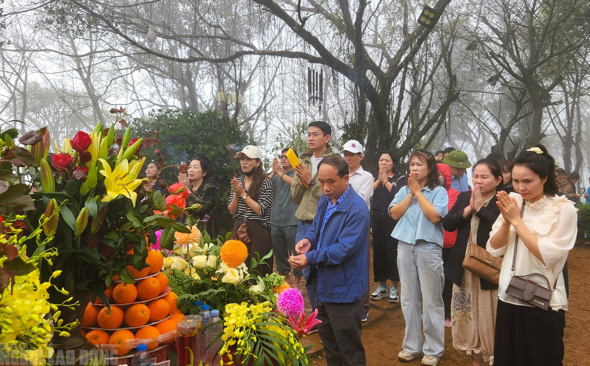 VIDEO: Người dân "đội mưa" đi quanh huyệt đạo thiêng trên đỉnh núi Nưa cầu may mắn - Ảnh 12.
