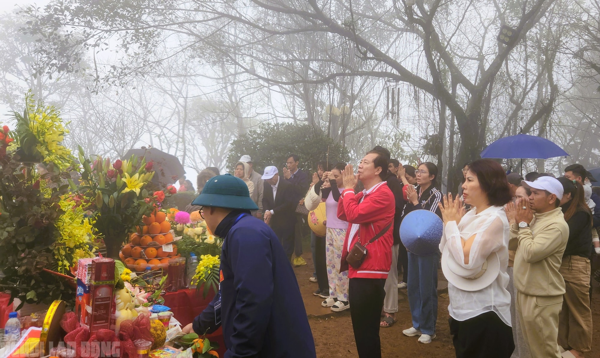 VIDEO: Người dân "đội mưa" đi quanh huyệt đạo thiêng trên đỉnh núi Nưa cầu may mắn - Ảnh 13.