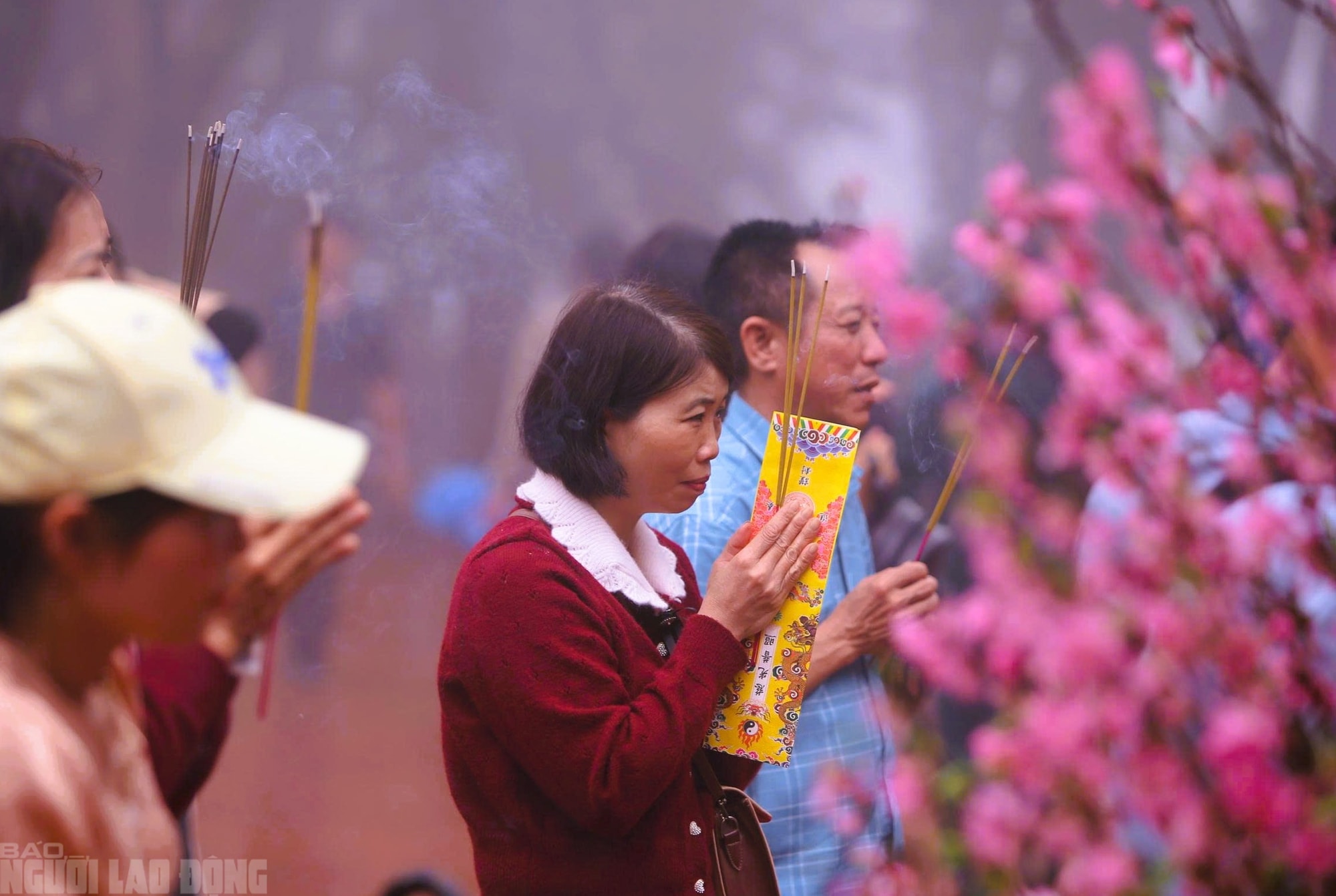 VIDEO: Người dân "đội mưa" đi quanh huyệt đạo thiêng trên đỉnh núi Nưa cầu may mắn - Ảnh 15.