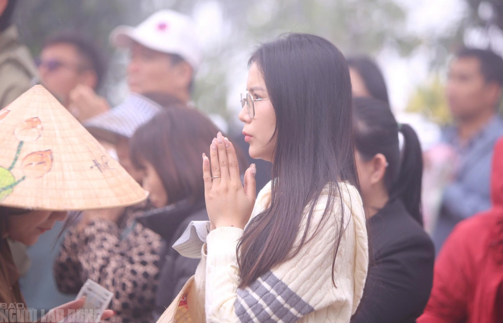 VIDEO: Người dân "đội mưa" đi quanh huyệt đạo thiêng trên đỉnh núi Nưa cầu may mắn - Ảnh 16.
