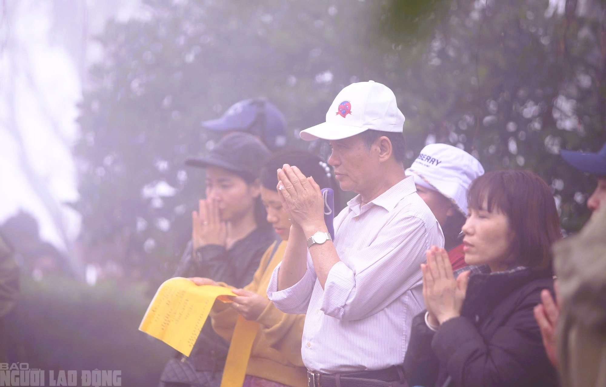 VIDEO: Người dân "đội mưa" đi quanh huyệt đạo thiêng trên đỉnh núi Nưa cầu may mắn - Ảnh 17.