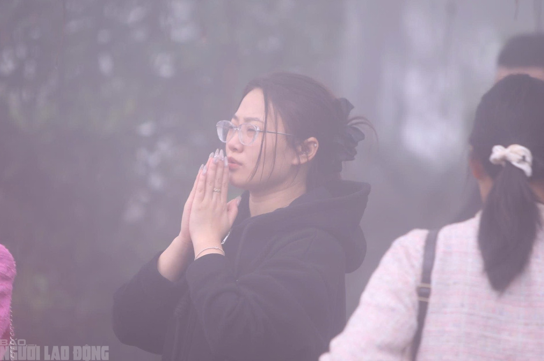 VIDEO: Người dân "đội mưa" đi quanh huyệt đạo thiêng trên đỉnh núi Nưa cầu may mắn - Ảnh 18.