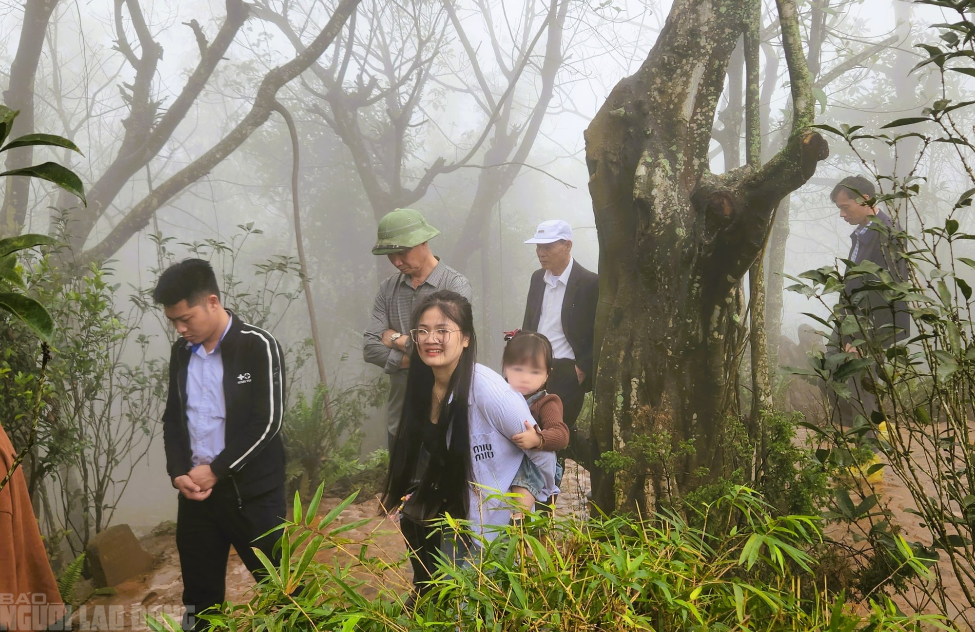 VIDEO: Người dân "đội mưa" đi quanh huyệt đạo thiêng trên đỉnh núi Nưa cầu may mắn - Ảnh 14.