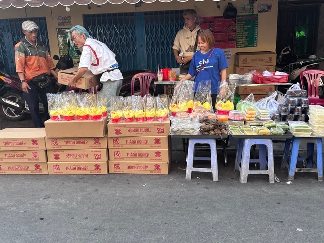 Mặt hàng cúng Thần Tài tăng giá gấp đôi dịp vía Thần Tài 2026 - Ảnh 1.