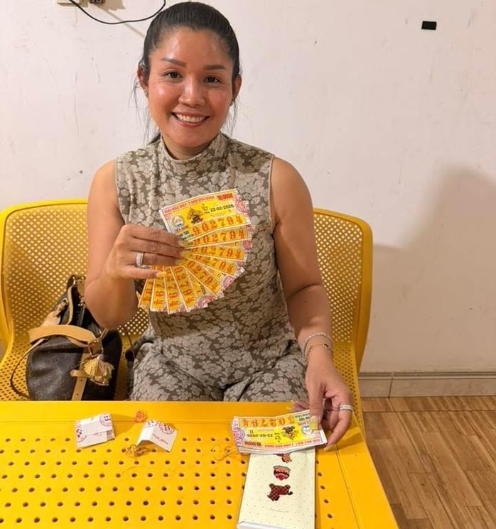 Người phụ nữ gây sốt đổi 46 vé trúng độc đắc Xổ số miền Nam trong 3 ngày - Ảnh 1. Người phụ nữ gây sốt đổi 46 vé trúng độc đắc Xổ số miền Nam trong 3 ngày - Ảnh 1.