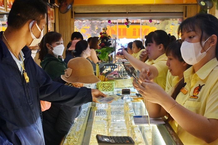 Giá vàng hôm nay 25-2: Vàng thế giới giảm mạnh - Ảnh 1.