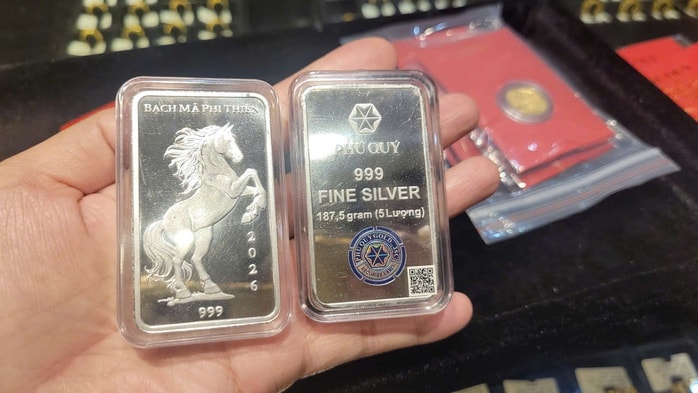 Người dân xếp hàng mua bạc ngựa chờ ngày vía Thần Tài 2026 - Ảnh 3.