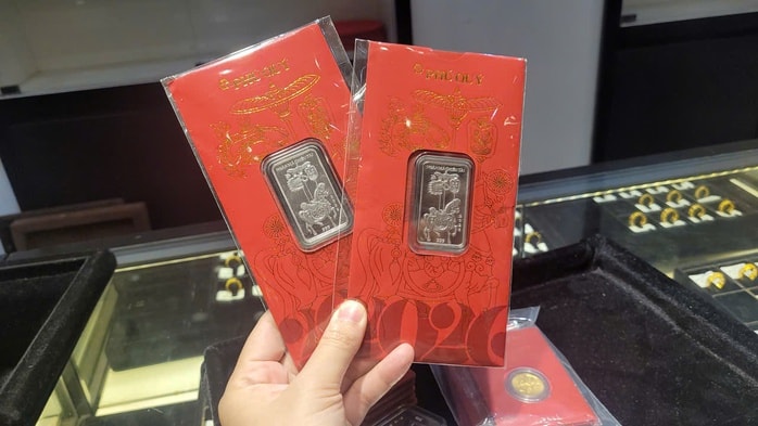 Người dân xếp hàng mua bạc ngựa chờ ngày vía Thần Tài 2026 - Ảnh 6.