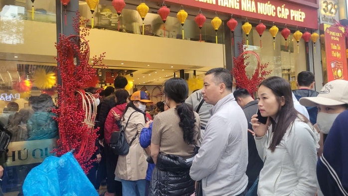 Người dân xếp hàng mua bạc ngựa chờ ngày vía Thần Tài 2026 - Ảnh 2.