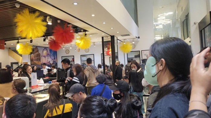 Người dân xếp hàng mua bạc ngựa chờ ngày vía Thần Tài 2026 - Ảnh 1.