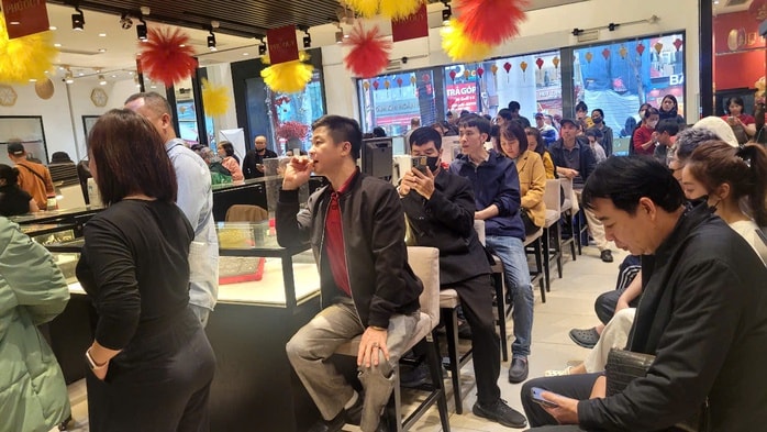 Người dân xếp hàng mua bạc ngựa chờ ngày vía Thần Tài 2026 - Ảnh 4.