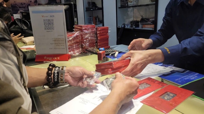 Người dân xếp hàng mua bạc ngựa chờ ngày vía Thần Tài 2026 - Ảnh 5.