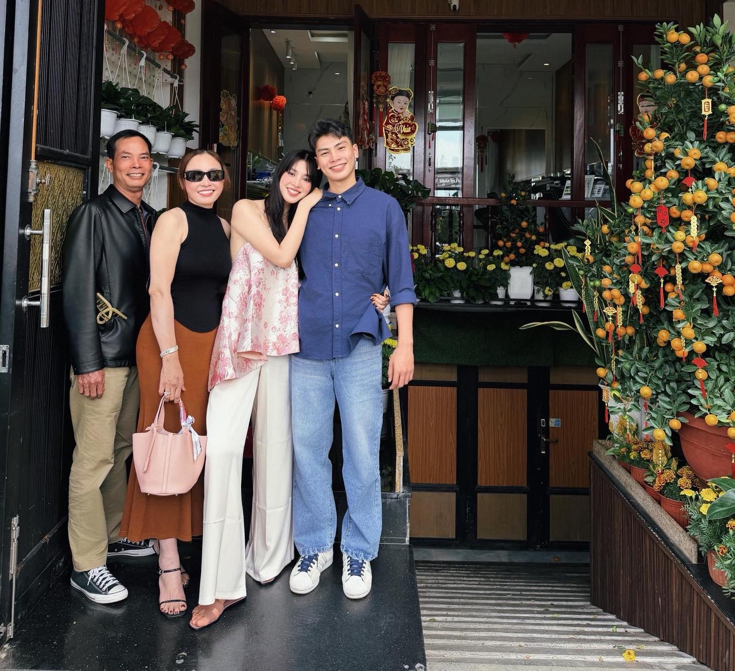 Trần Tiểu Vy gây chú ý sau kỳ nghỉ Tết dài bên bố mẹ- Ảnh 2.