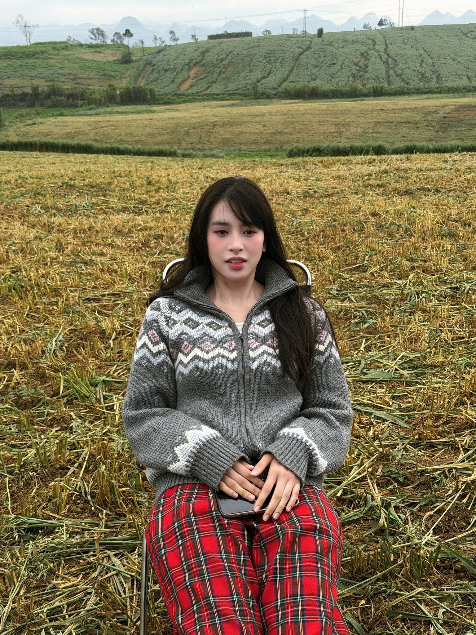 Trần Tiểu Vy gây chú ý sau kỳ nghỉ Tết dài bên bố mẹ- Ảnh 1.