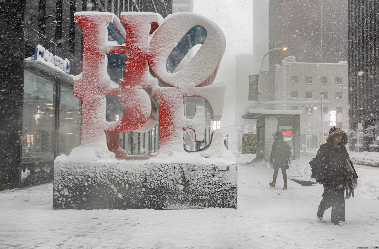 Với người khuyết tật, tác động của trận bão càng trở nên nghiêm trọng hơn. Tại bang Rhode Island, bà Tina Guenette - người di chuyển bằng xe lăn điện - buộc phải tự tay dọn lớp tuyết dày trước nhà để chú chó hỗ trợ có thể ra ngoài.