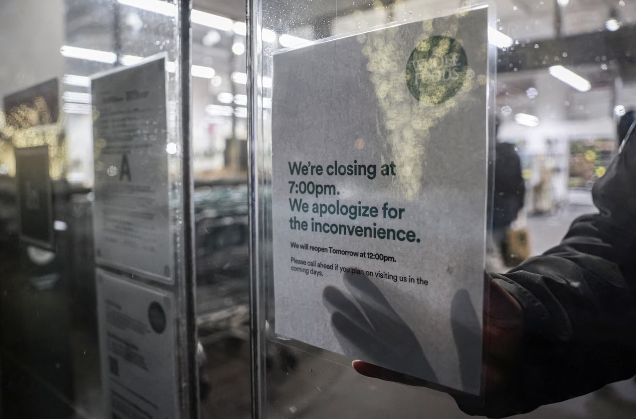 Các biển thông báo đóng cửa nhà hàng và doanh nghiệp vì bão tuyết ở New York.