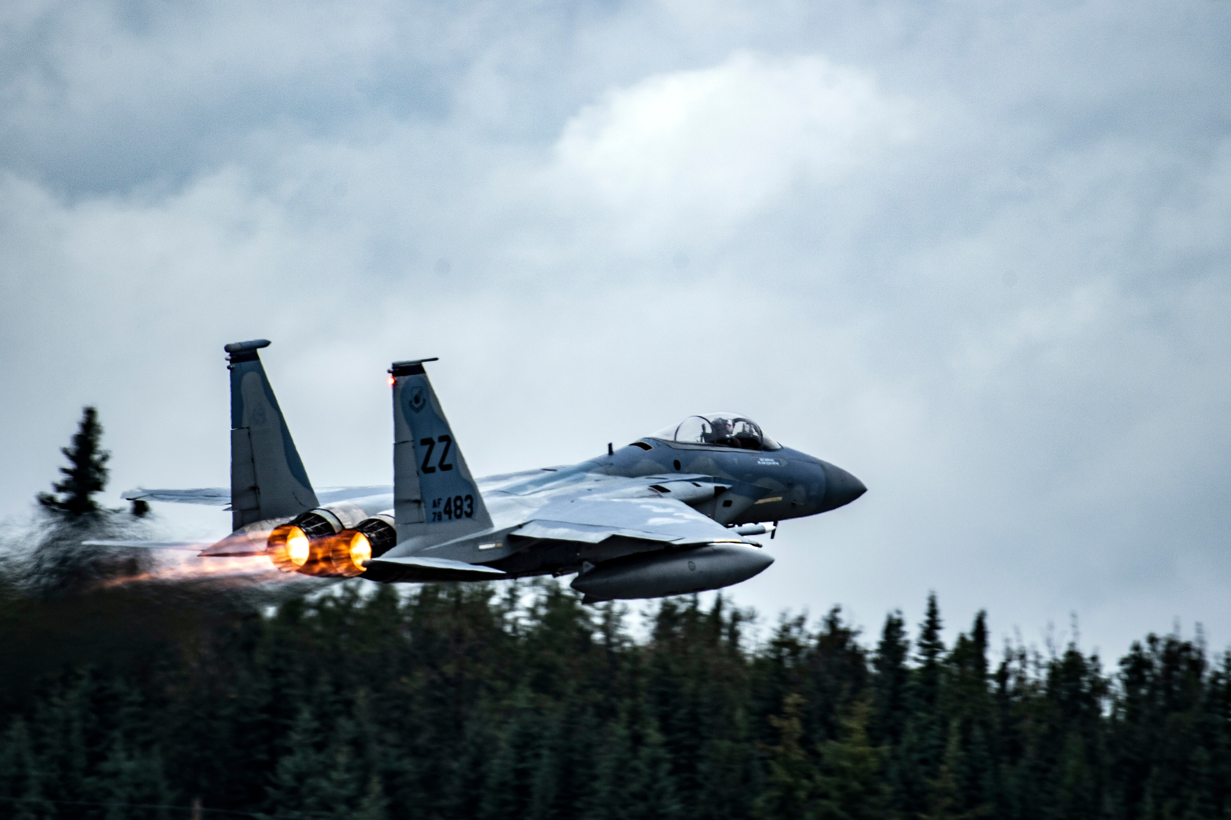 Một chiếc F-15C Eagle thuộc căn cứ không quân Kadena (Nhật Bản) cất cánh từ đường băng tại căn cứ không quân Eielson, bang Alaska, ngày 17/8/2021. (Ảnh: Không quân Mỹ)