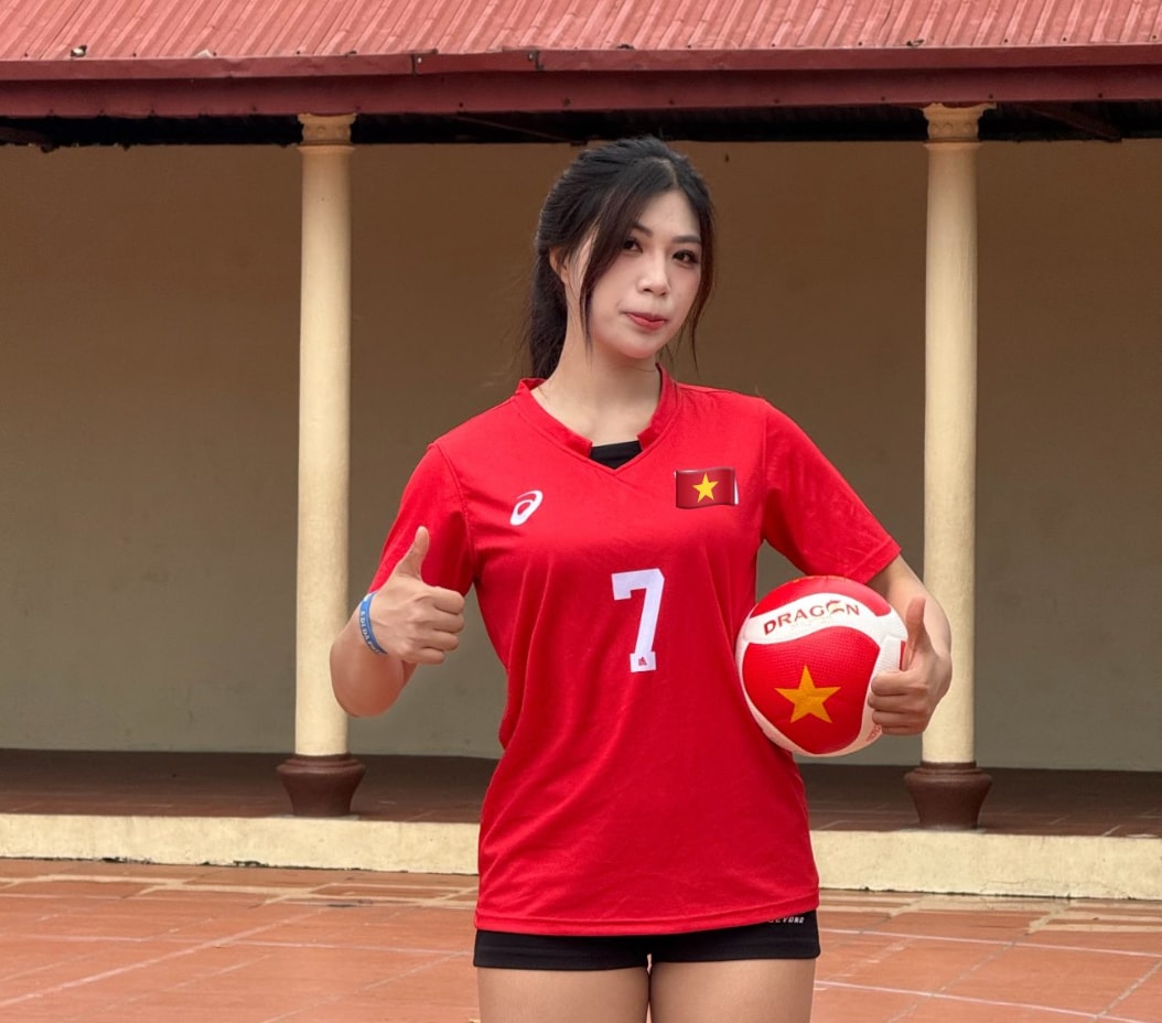 Sở hữu chiều cao nổi bật 1m72 cùng ngoại hình sáng, Anh Thơ sớm gây ấn tượng khi tham gia thi đấu tại lễ hội truyền thống thôn Đoài, xã Hoàn Sơn, huyện Tiên Du. Không chỉ thi đấu đô vật, cô còn có lợi thế ở bộ môn bóng chuyền nhờ thể hình khỏe khoắn.