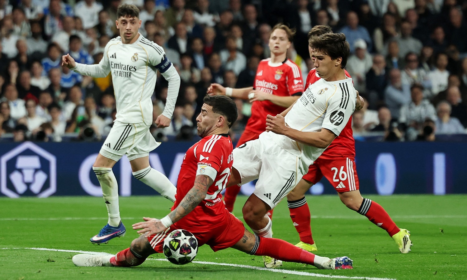 Real Madrid đánh bại Benfica ở cả 2 lượt trận.