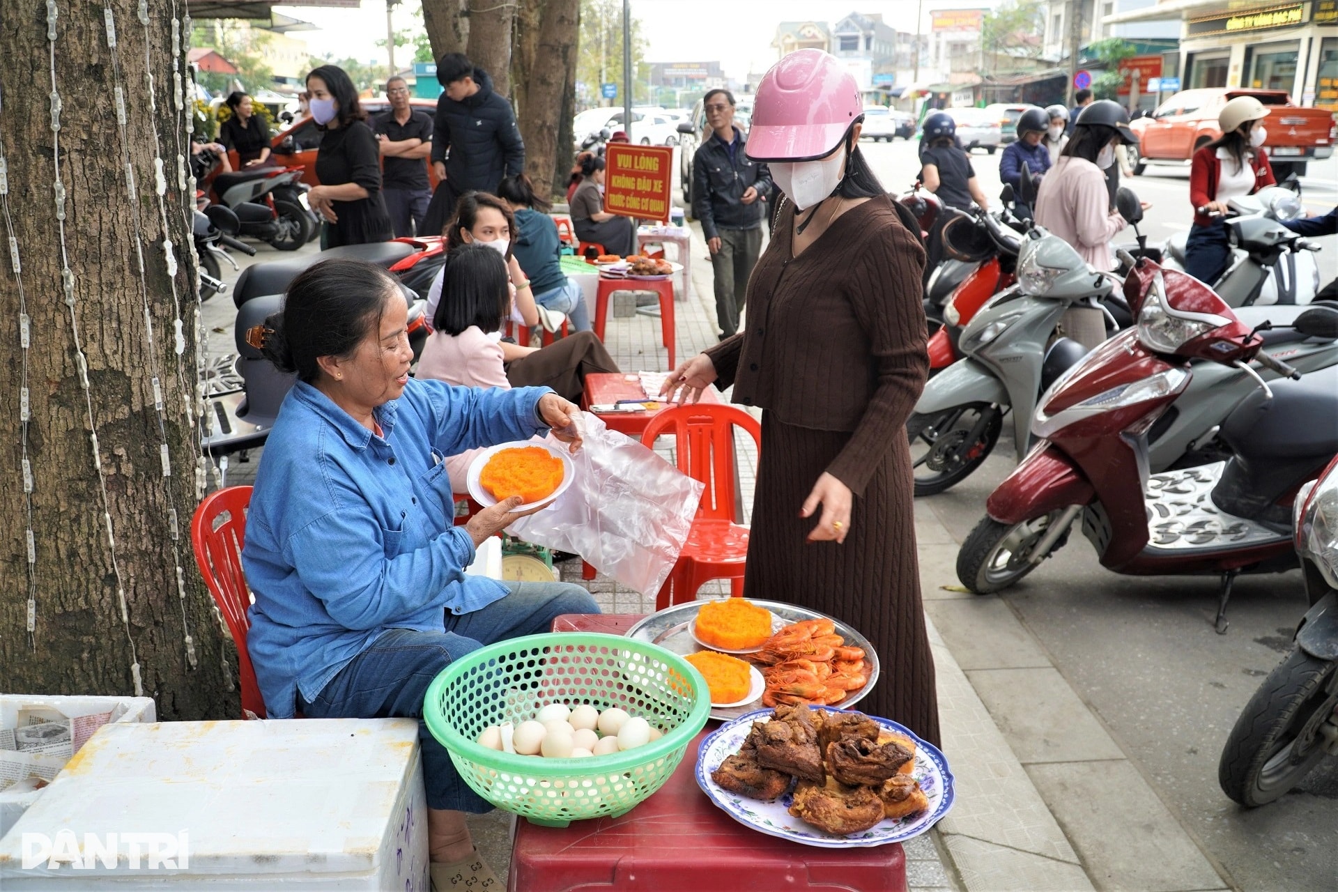 Ngày vía Thần Tài khác lạ qua lời kể của bà bán xôi - 2 Ngày vía Thần Tài khác lạ qua lời kể của bà bán xôi - 2