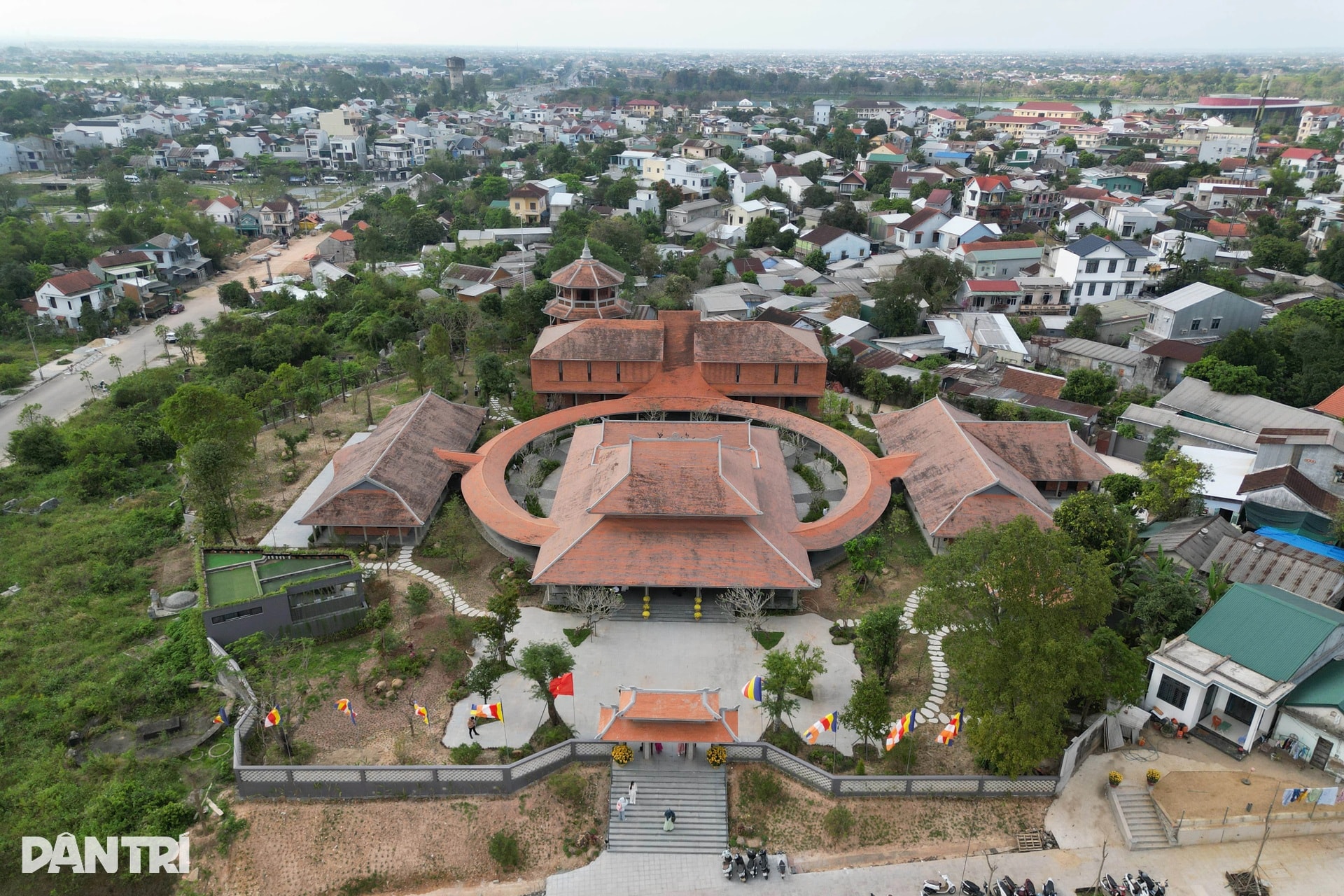 Ngôi chùa có kiến trúc độc đáo và ngôi mộ cổ không rõ lai lịch - 1