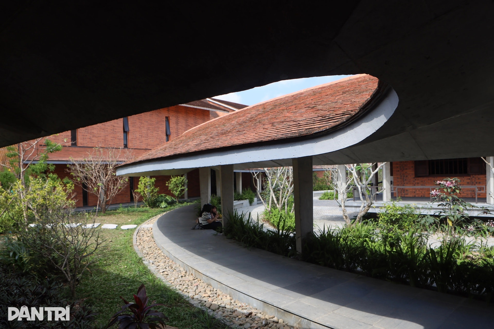 Ngôi chùa có kiến trúc độc đáo và ngôi mộ cổ không rõ lai lịch - 9